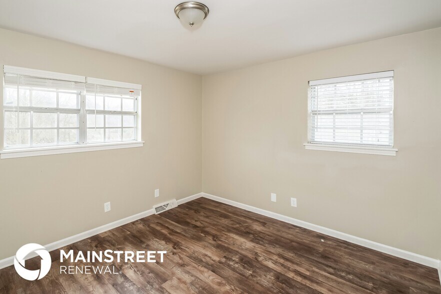 Building Photo - 300 Ginger Dr NE