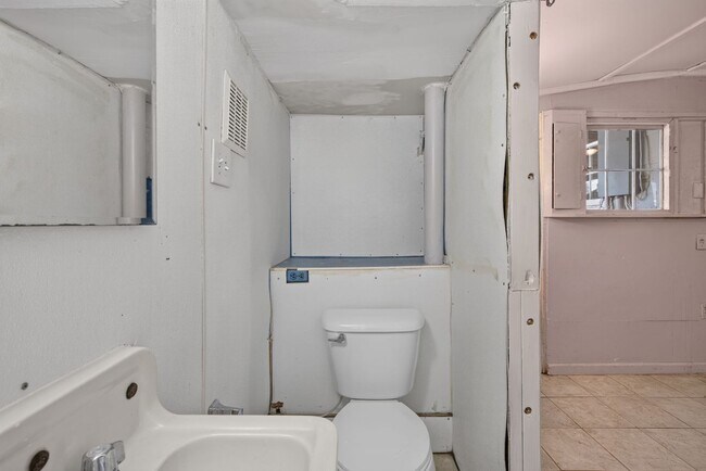 Building Photo - 216 E 57th St