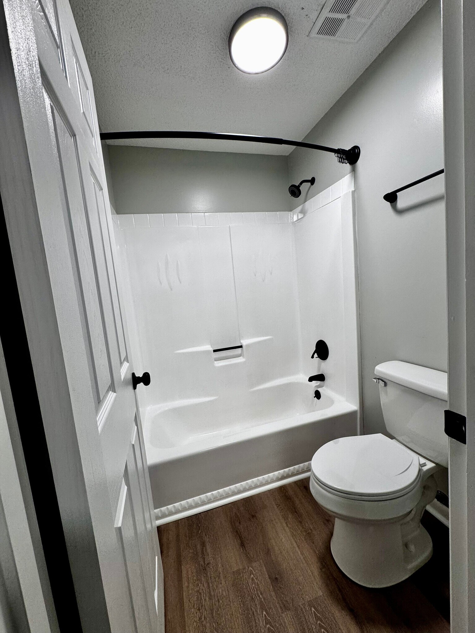 Master shower/toilet. New toilet seat, bathroom fixtures. - 122 Turnwood Ln