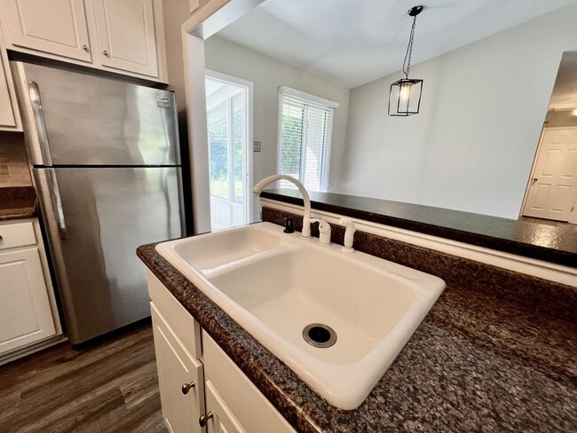Building Photo - 3-Bedroom Home In Laurel Manor - Fenced Ba...