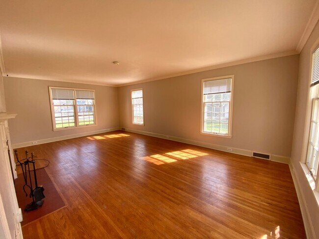 Building Photo - Stunning Historic 4 Bed Home Near NDSU