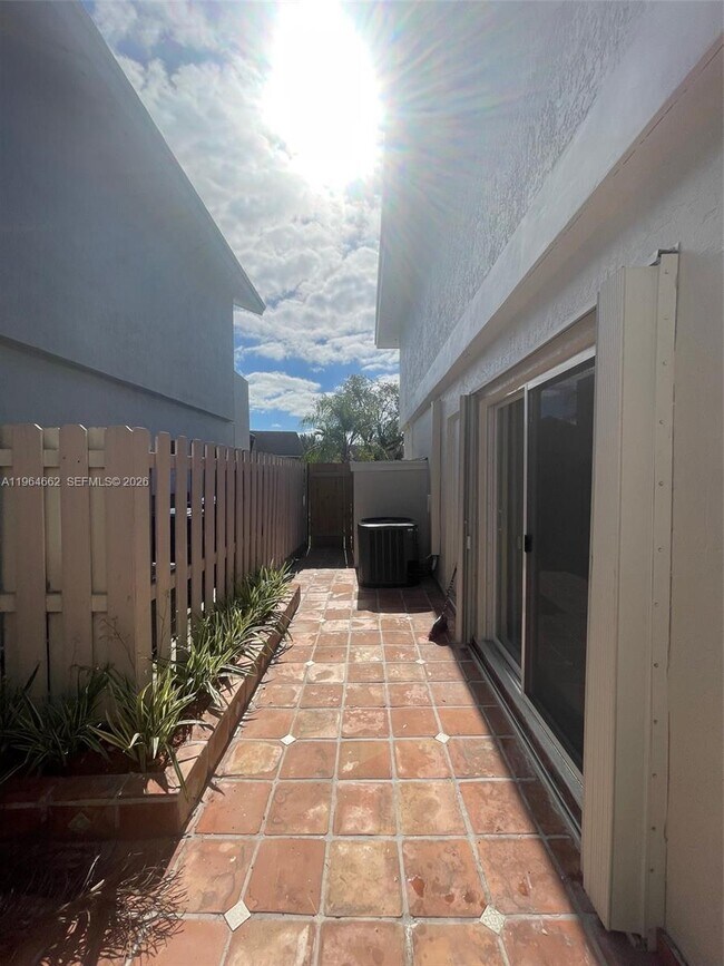 Building Photo - 922 NW 106th Ave Cir