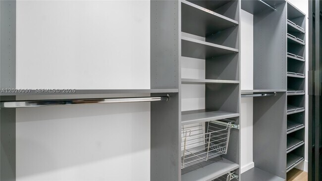 Building Photo - 2539 S Bayshore Dr