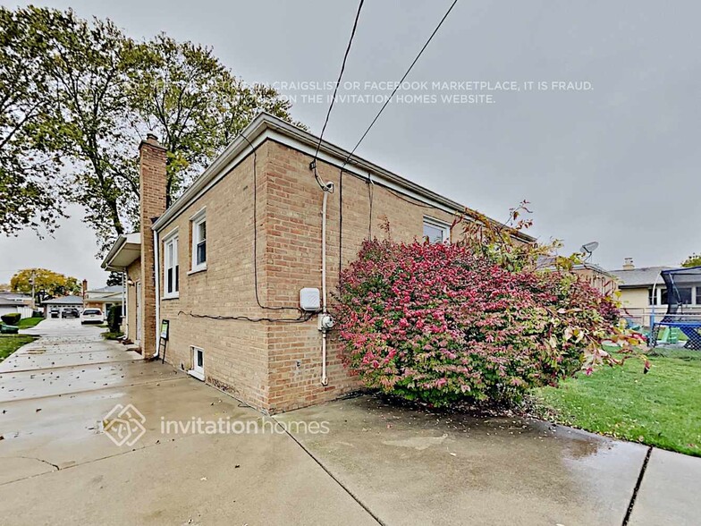 Building Photo - 10111 S 53rd Ave