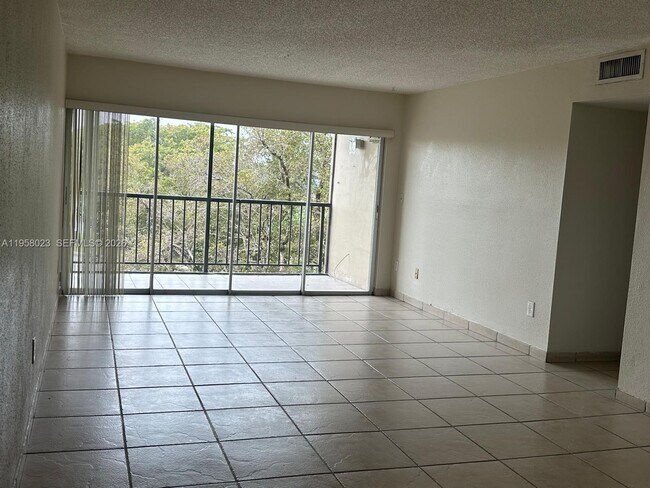 Building Photo - 9120 Fontainebleau Blvd