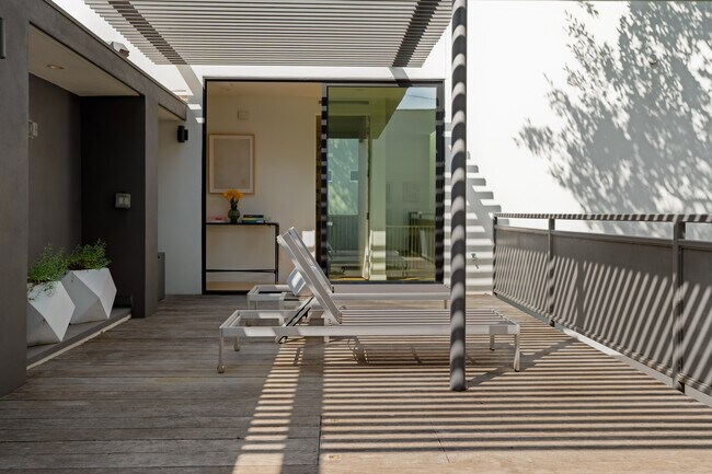 Building Photo - 2210 Westlake Dr