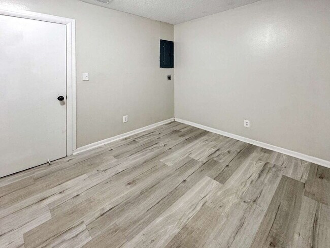 Building Photo - 1852-A Golf View Avenue #10