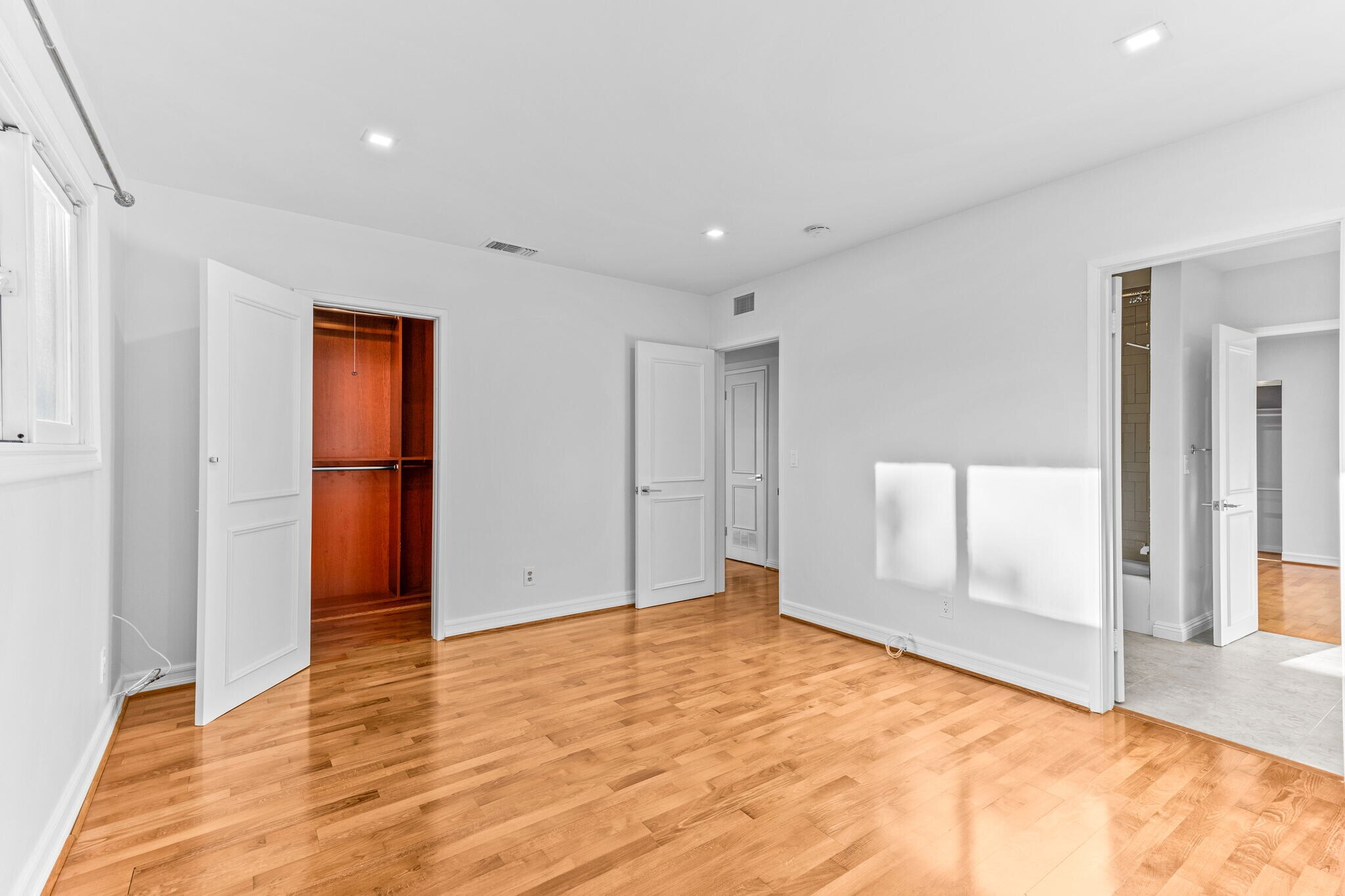 Building Photo - 4920 Tarzana Woods Dr