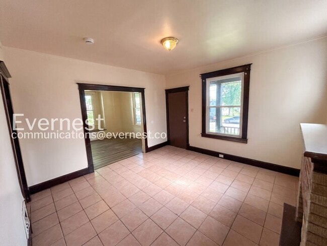 Building Photo - 3 Bed, 2 Bath Home with Off-Street Parking / Vouchers Accepted / Available Now!