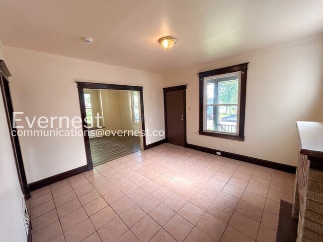 Building Photo - 3 Bed, 2 Bath Home with Off-Street Parking / Vouchers Accepted /Move-In Bonus: Move in this July ...