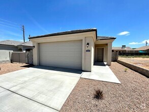 Building Photo - Beautiful 3 Bedroom, 2 bathroom Home! *MOV...