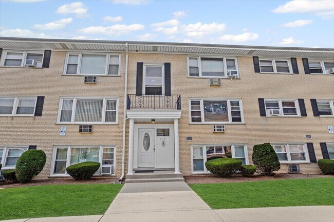 Primary Photo - 4931 N East River Rd