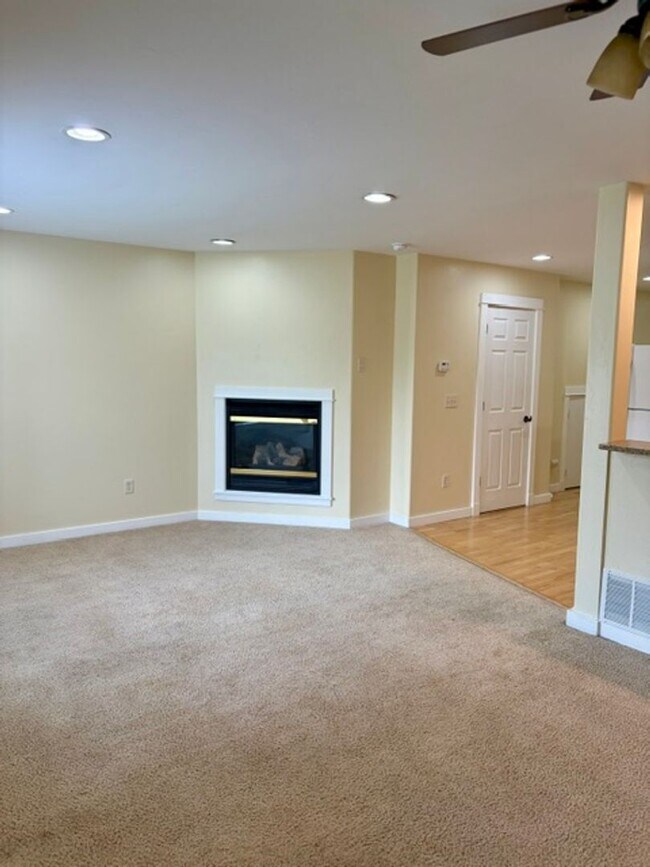 Building Photo - 3 Bedroom, 2.5 Bathroom Townhouse with Fireplace