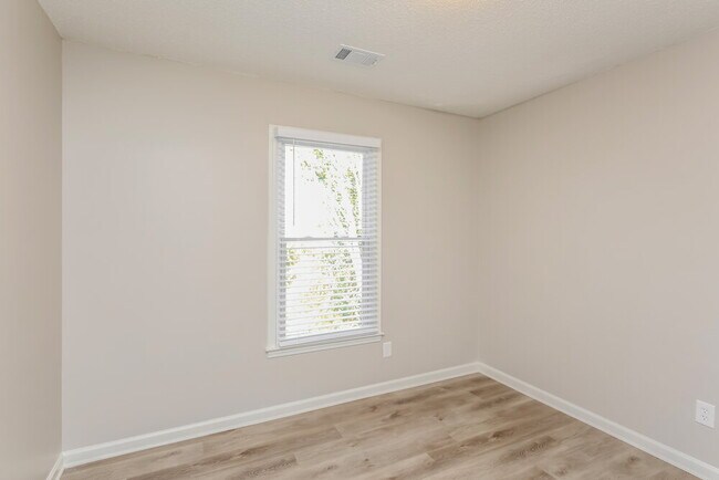 Building Photo - 340 Wayside Dr