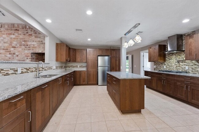 Building Photo - 11 Whittier Dr