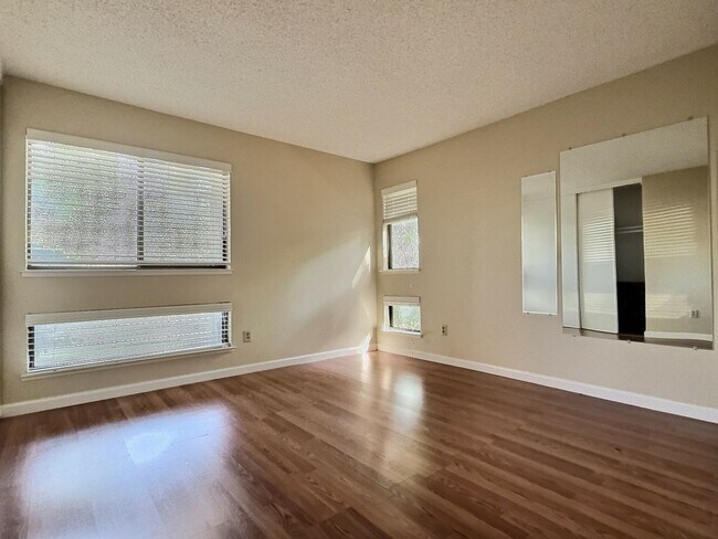 Building Photo - 3 BD/2 BA Gorgeous Pet-Friendly Home in Fa...