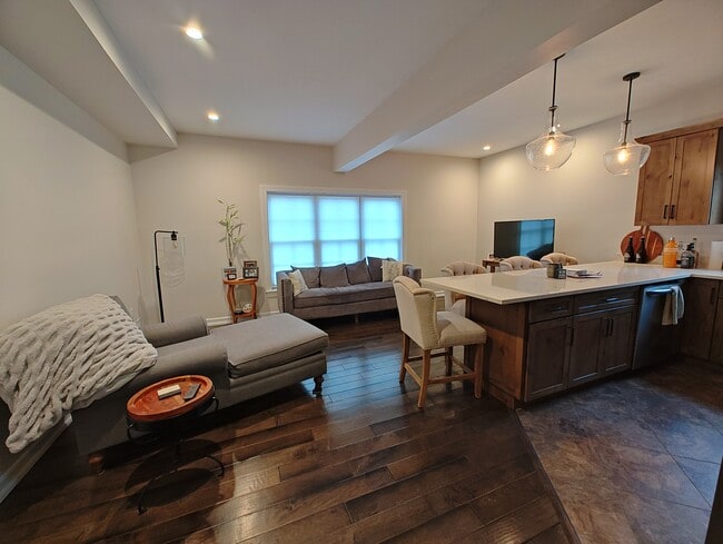 Building Photo - 711 E 3rd St