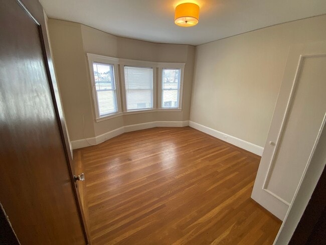 Building Photo - Epic REA - Spacious Light-filled Corner House 4BD/ 2BA