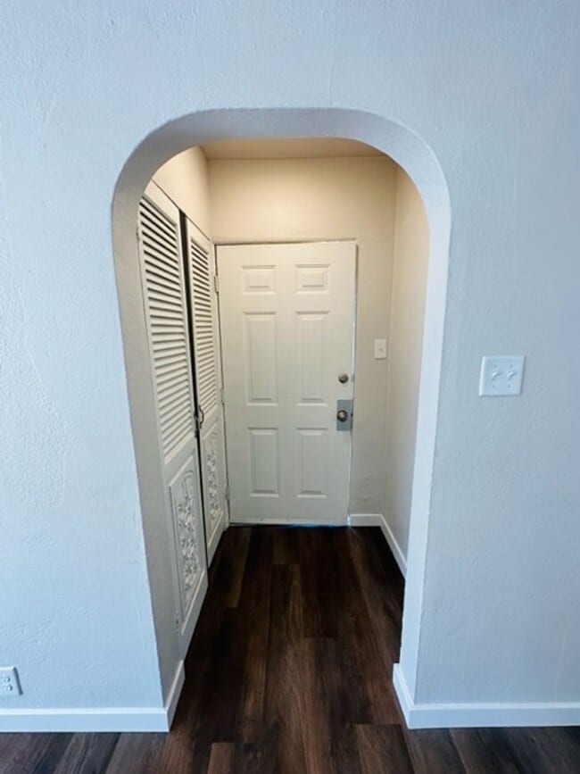 Building Photo - Adorable remodeled in 2023 2 bedroom 1 bathroom duplex available soon!