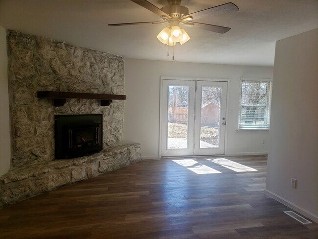 Building Photo - Primrose Market Place - Battlefield Mall A...