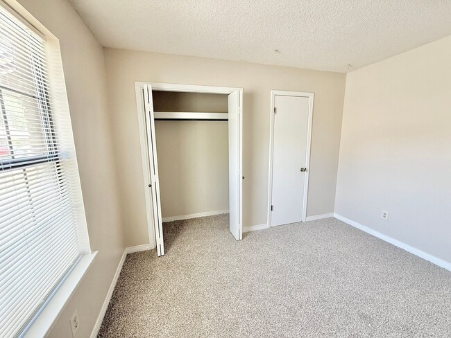 Building Photo - Charming 2-Bedroom Apartment - Prime Location