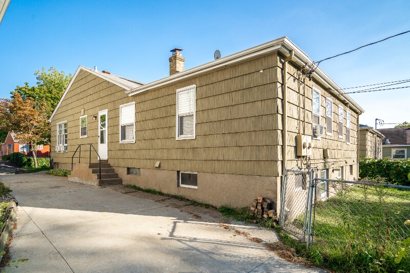 Building Photo - 2106 Grand Ave S