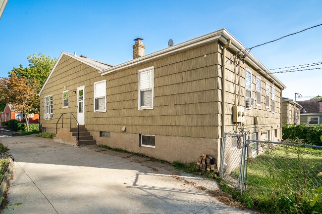 Building Photo - 2106 Grand Ave S