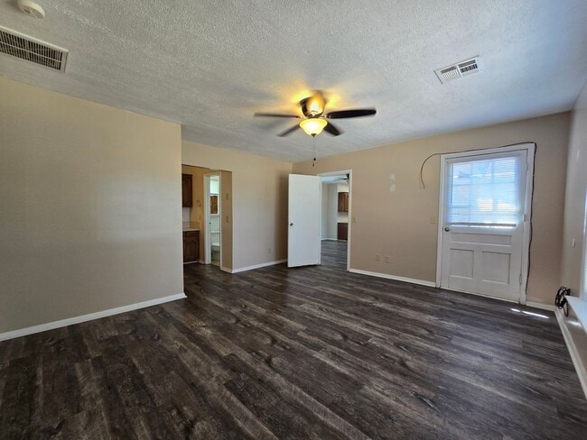 Building Photo - 400 S Cash
