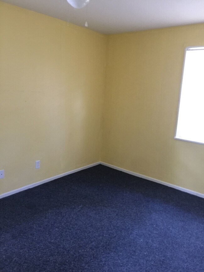 Building Photo - 3 Bed, 1 Bath Home
