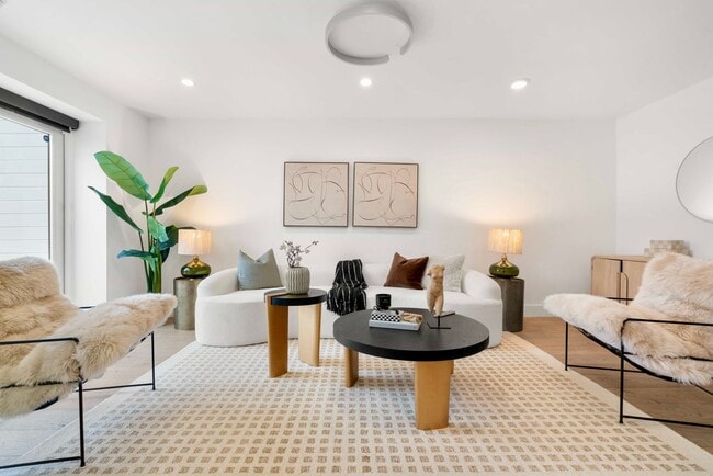 Building Photo - Updated and Modern 4 Bed + Office, 3.5 Bat...