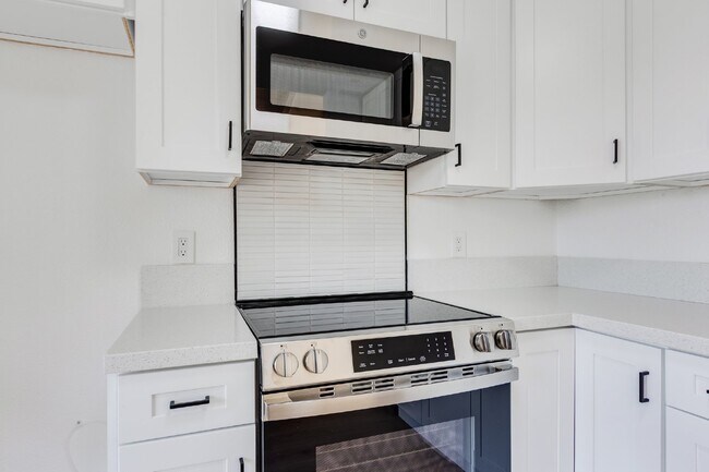 Building Photo - Renovated 3-Bedroom with Private Courtyard – Move-In Ready!