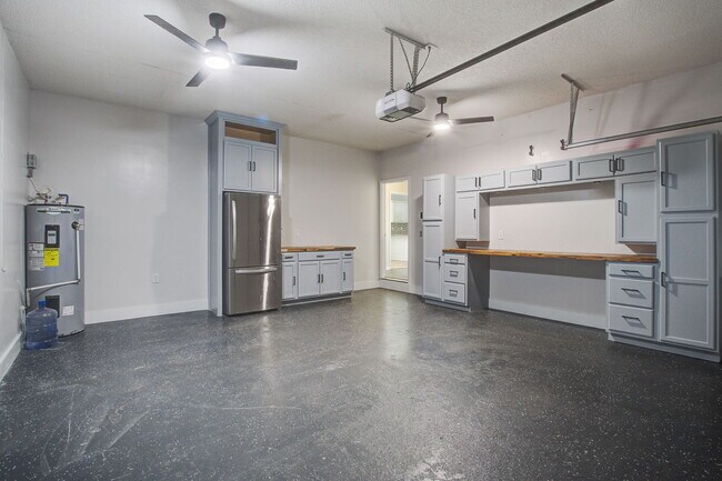 Building Photo - 207 N Pembroke Dr