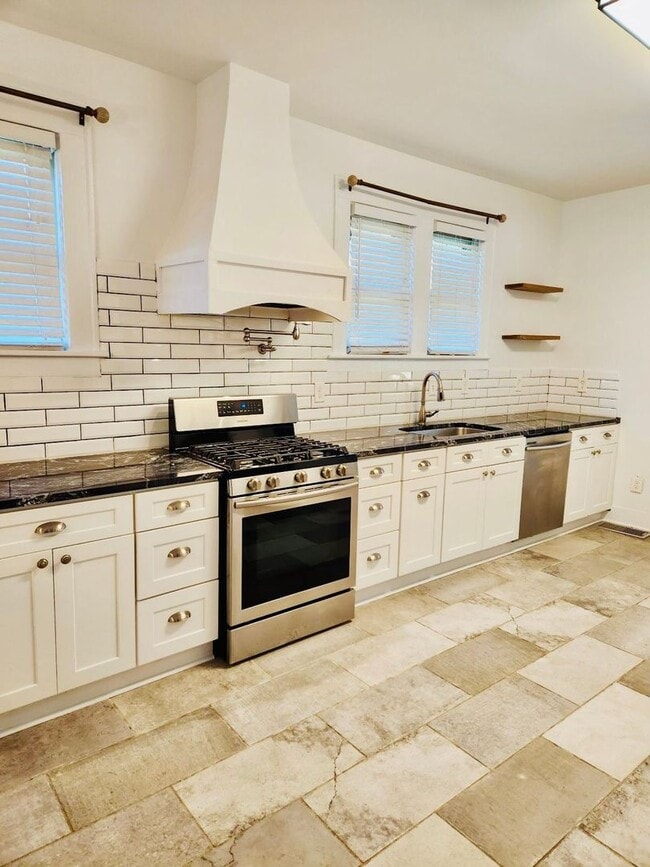 Building Photo - Available this Summer!! Beautiful 3 bed, 2 bath home located in Ardsley Park in Savannah, Ga!!