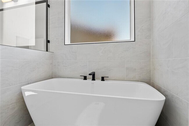 Building Photo - 1821 Peacock Rd