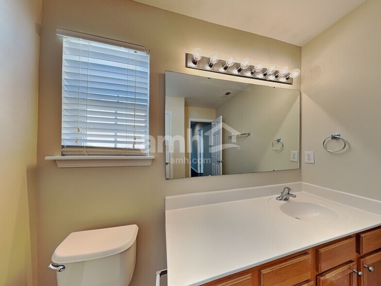 Building Photo - 6352 Hedgewood Ln