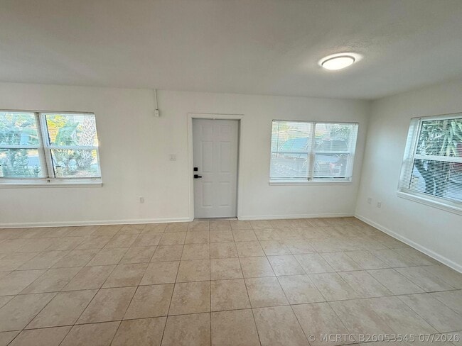 Building Photo - 912 SE Tarpon Ave