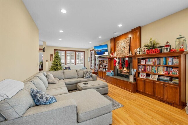 Building Photo - 69 Greenmoor Dr