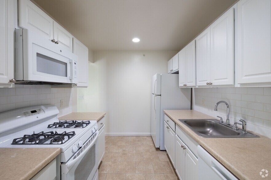 2BR,1BA - 1120SF - Kitchen - The Ridge at New Paltz