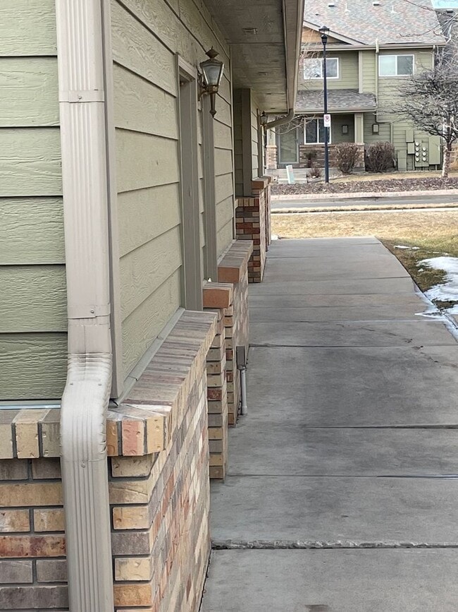 Building Photo - Townhome -2 bed 2.5 bath + bonus area