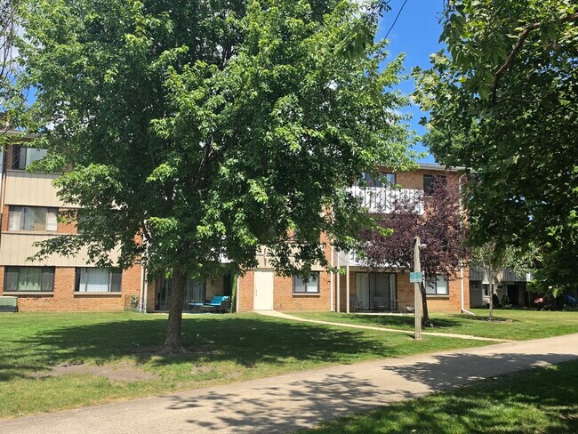Building Photo - 2000 Bayside Dr