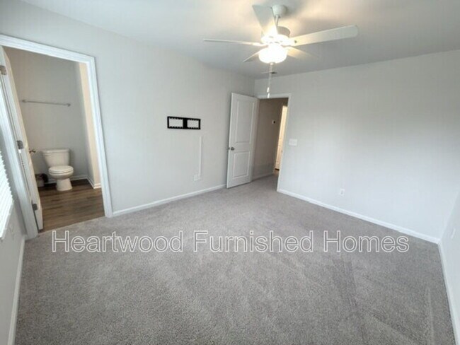 Building Photo - 807 Coburg Ln