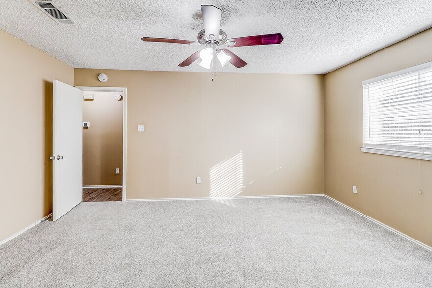 Building Photo - 1350 Greenbriar Ln