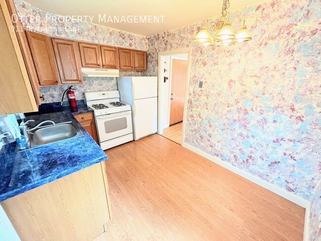 Primary Photo - 911 Inverness Ln