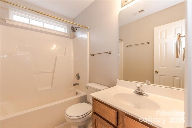 Building Photo - 231 Woodlynn Dr