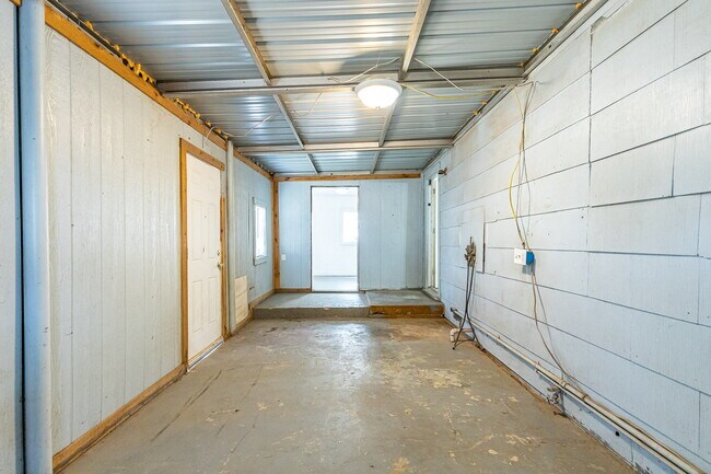 Building Photo - Lots of space!!