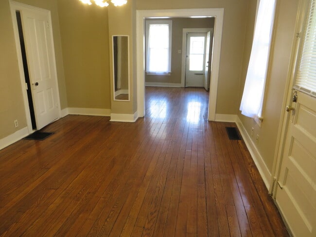 Building Photo - Two Bedroom Home with a bonus room/3rd bedroom in Historic District (Williams-Woodland Historic P...