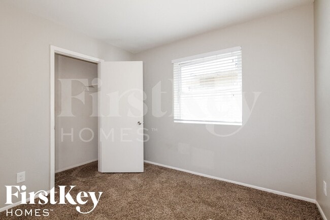 Building Photo - 2324 E Paradise Dr