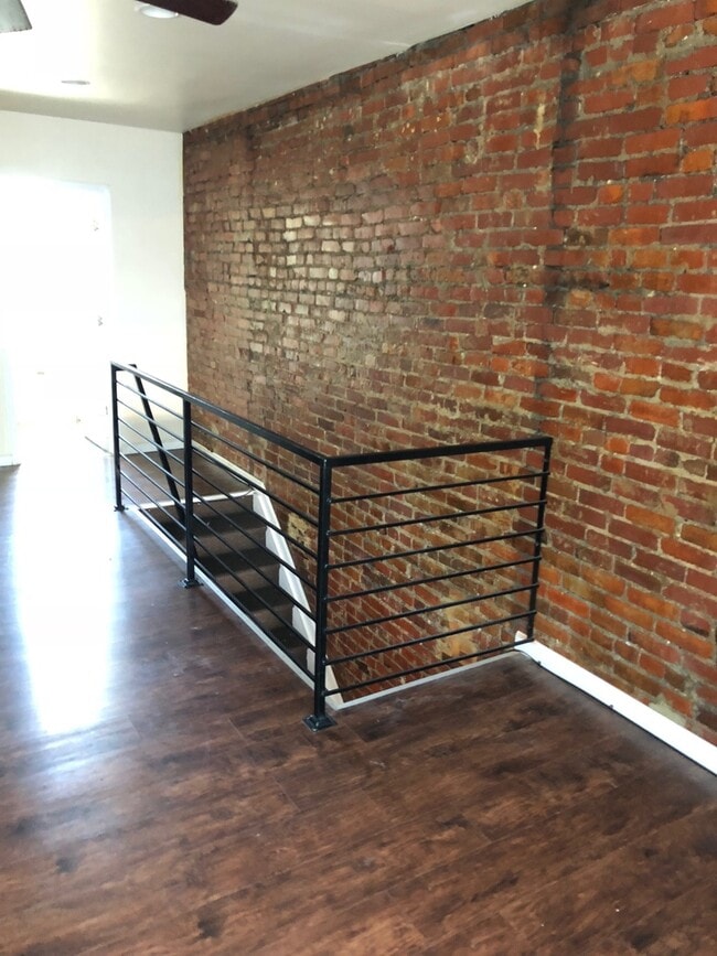 Building Photo - 1850 Clarence St