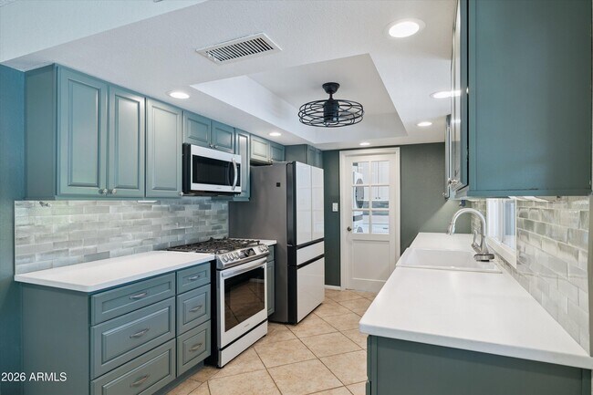 Building Photo - 3526 E Sahuaro Dr