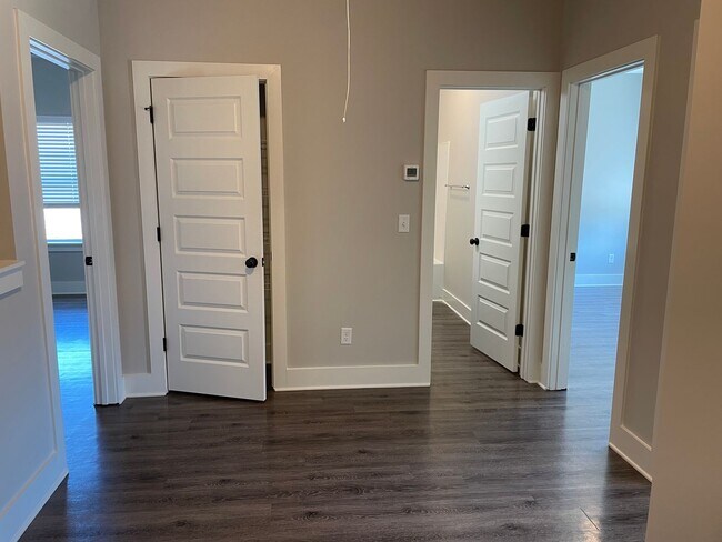 Building Photo - 3 Bedroom Home with Garage and Flat Fenced Backyard!